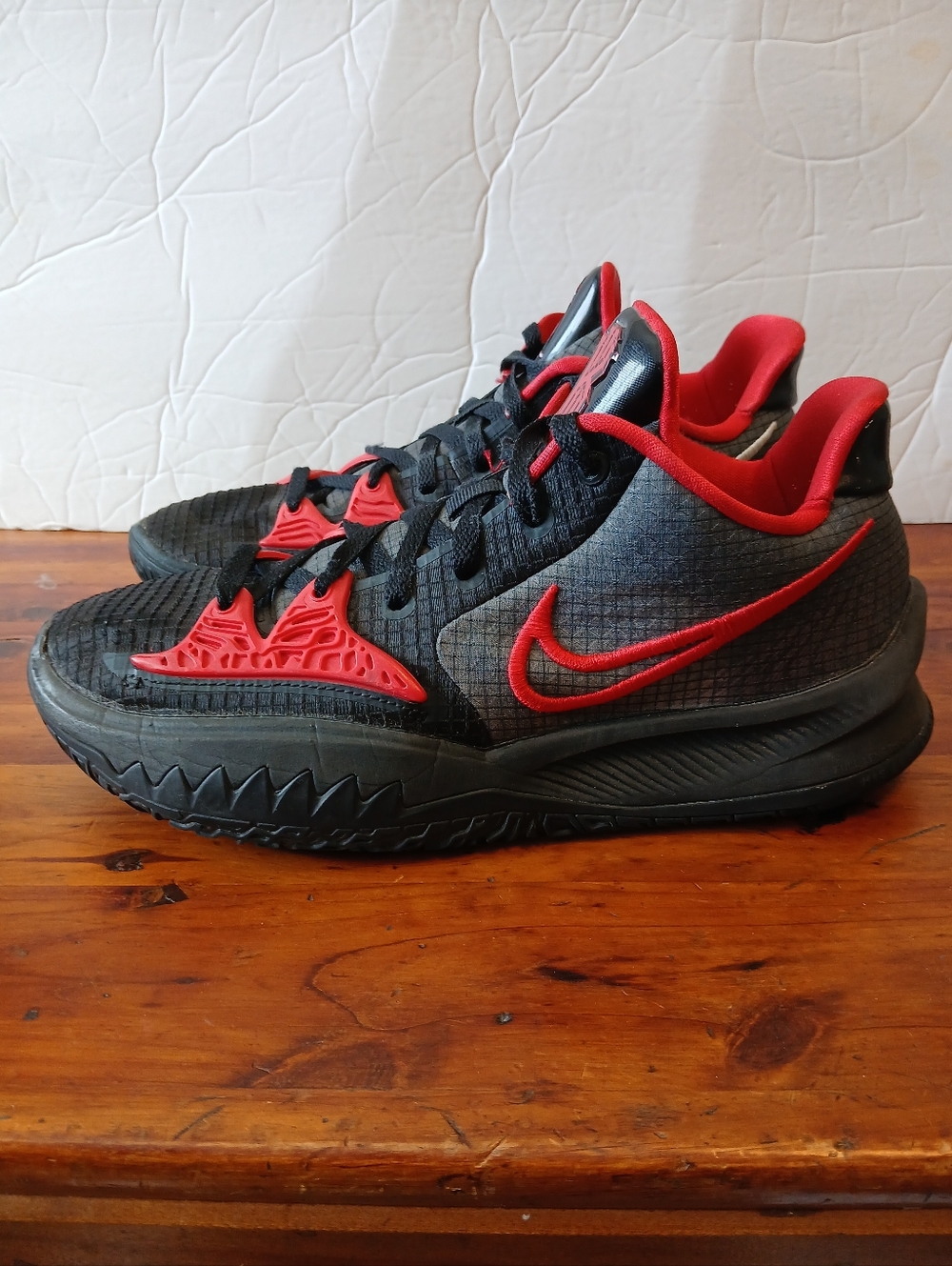 Nike Kyrie 4 Low Bred Shoes Men's Size 8.5